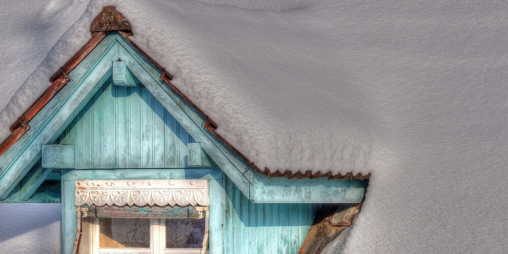 чистим деревянную крышу от снега